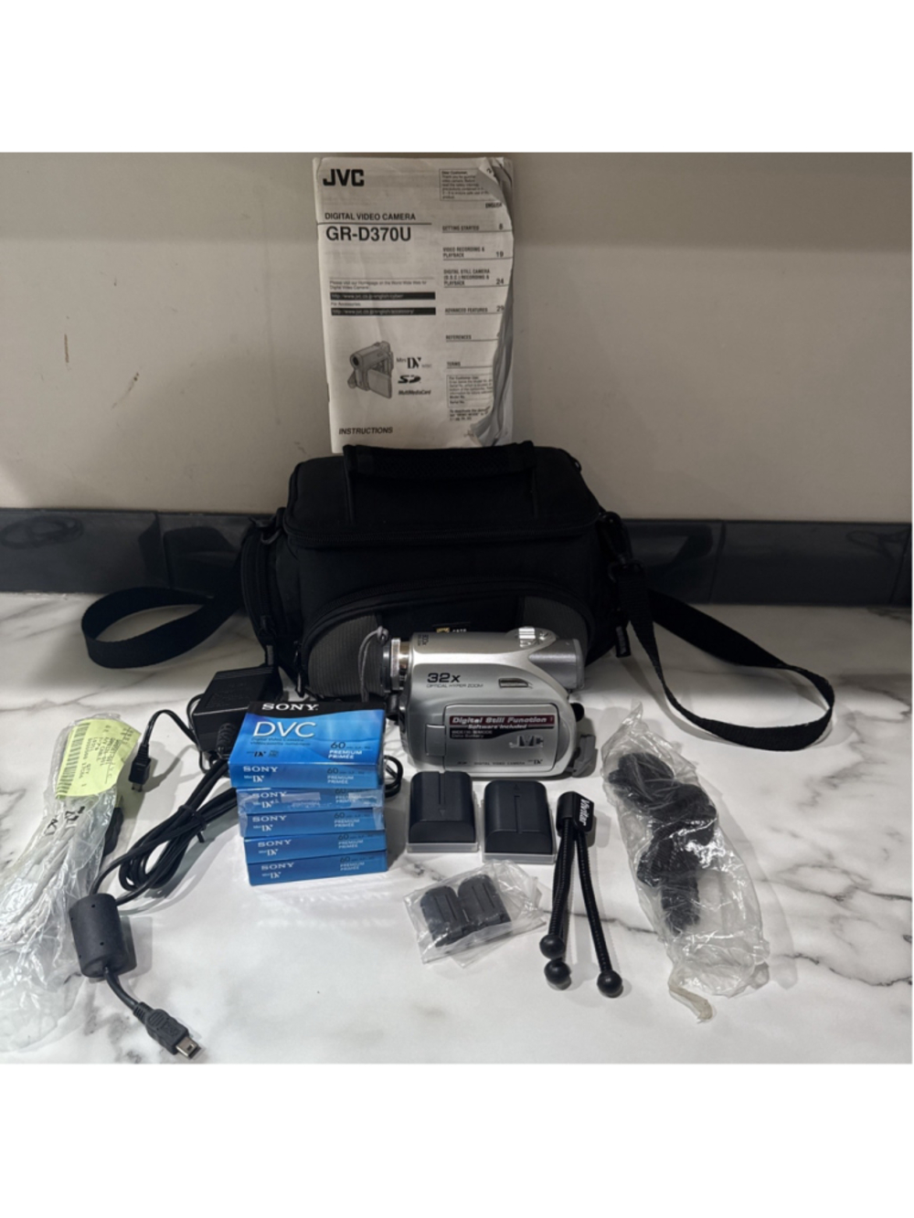 JVC GR-D370u Mini DV Digital Video Camera excellent used condition huge bundle